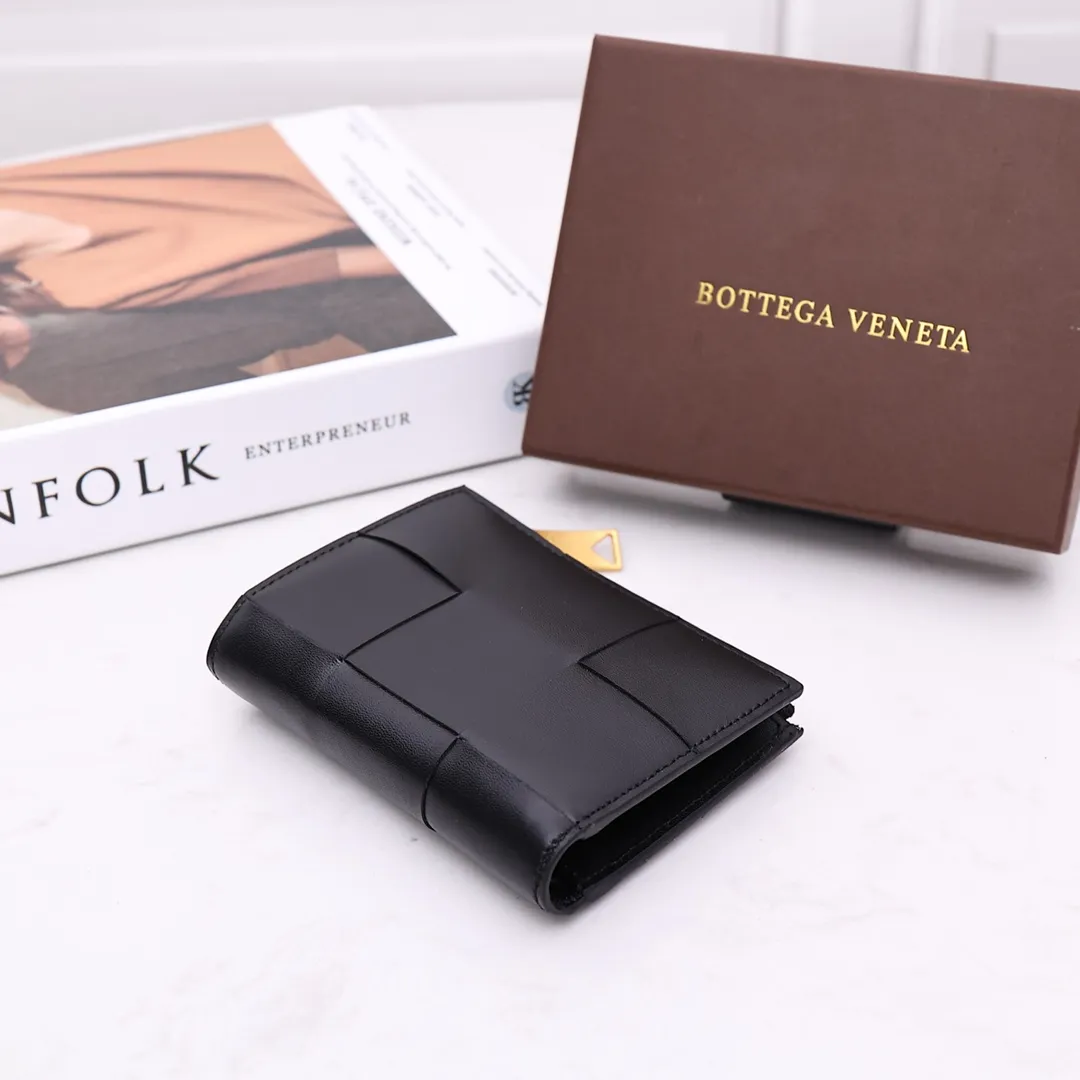 Batch 720 is the latest model. This large-lattice short wallet is woven with first-layer cowhide, has 6 card slots, 1 banknote compartment, 1 zipper coin purse, and snap button closure. Gold matching hardware 2026A cowhide Size: 11*8CM